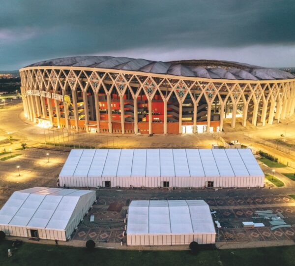 Installation de chapiteaux pour la CAN 2023 au STADE OLYMPIQUE ALASSANE OUATTARA D'ÉBIMPE